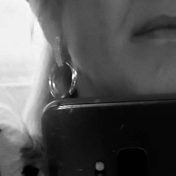 🥰3x HOST PICK🥰 Classic Updated Doorknocker Post Drop Hoop Earring - Picture 2 of 2